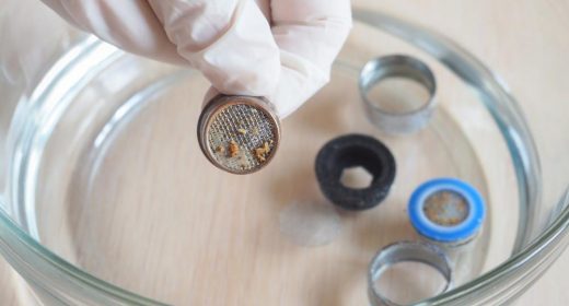 cleaning-limescale-filter-crane-home-using-cleaning-solution (1)